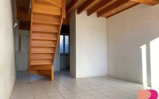 Appartement À louer  2 pièces 65 m²